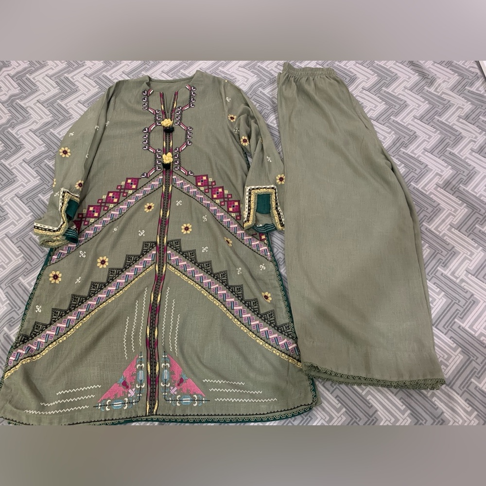 Embroidered 2 pc winter dress - Picture 10 of 13
